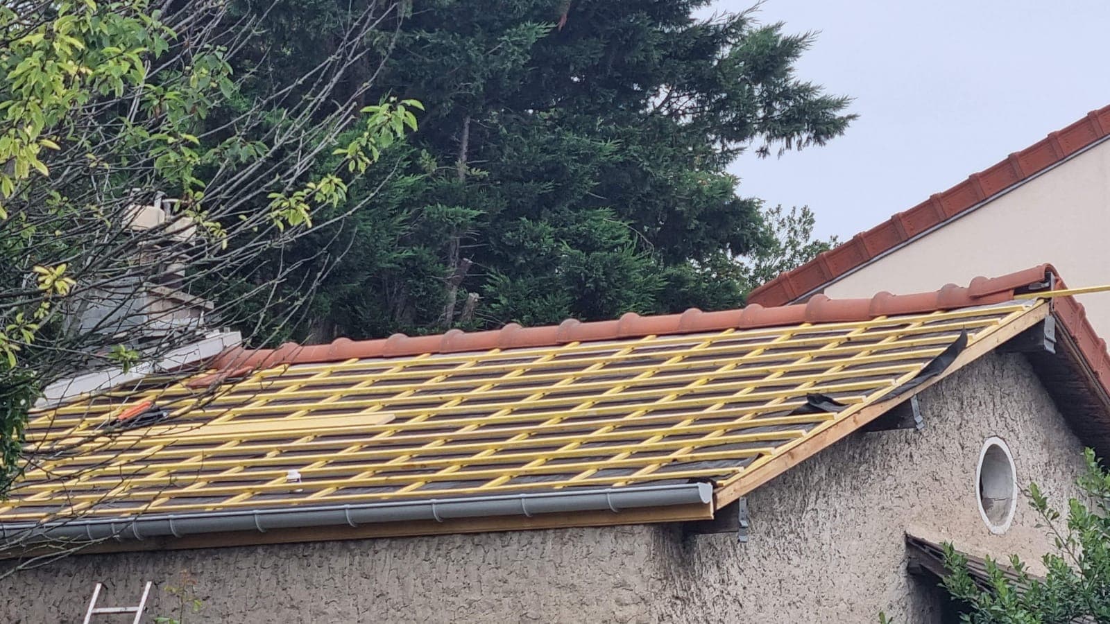 Toit d'annexe sur écran et liteaux neufs, avant la pose des tuiles
