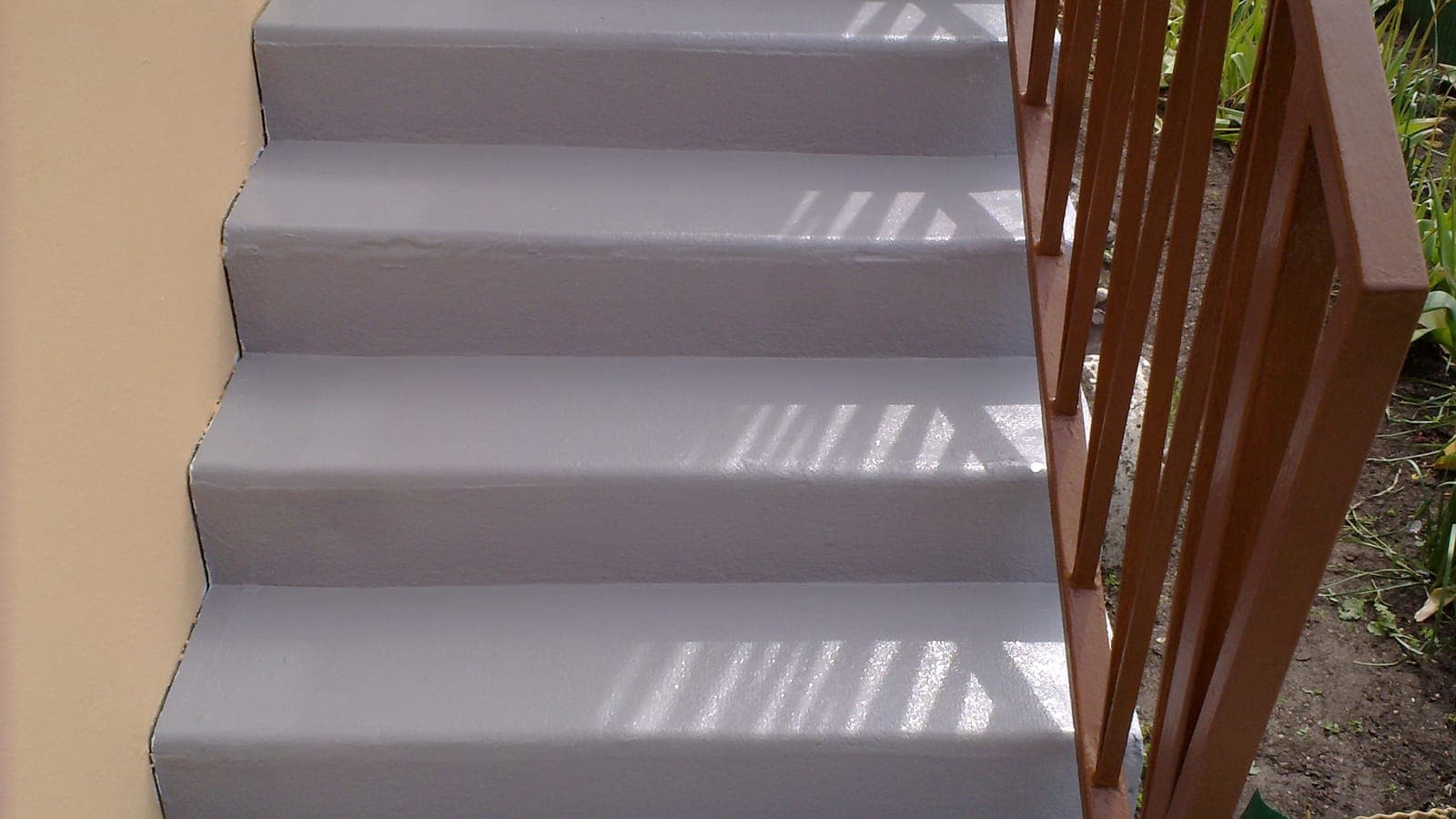 Escalier extérieur revêtu d'une résine d'étanchéité grise