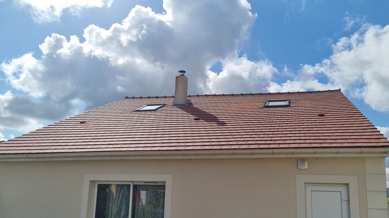 Pavillon sous toiture en tuiles neuves avec deux fenêtres de toit dans le versant